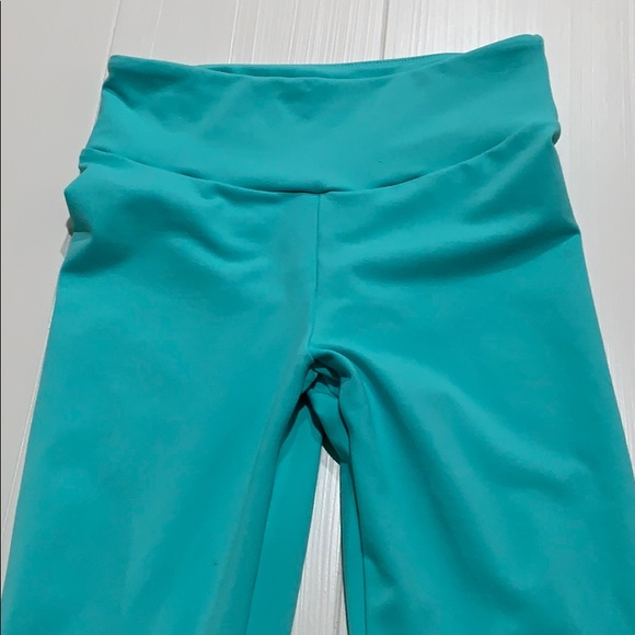 GEVITY Scrunch Booty Crop Leggings - Picture 4 of 7